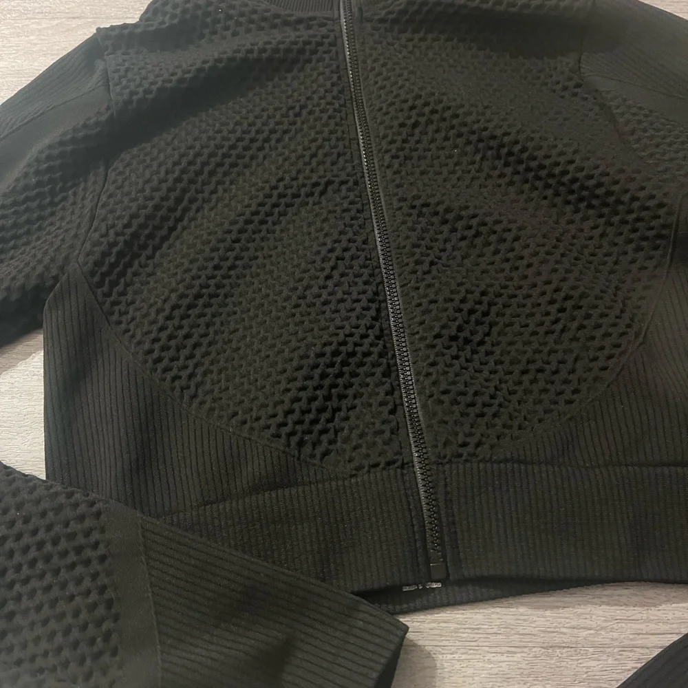 Women’s Activewear Black Cropped Jacket Size Medium - Picture 6 of 10